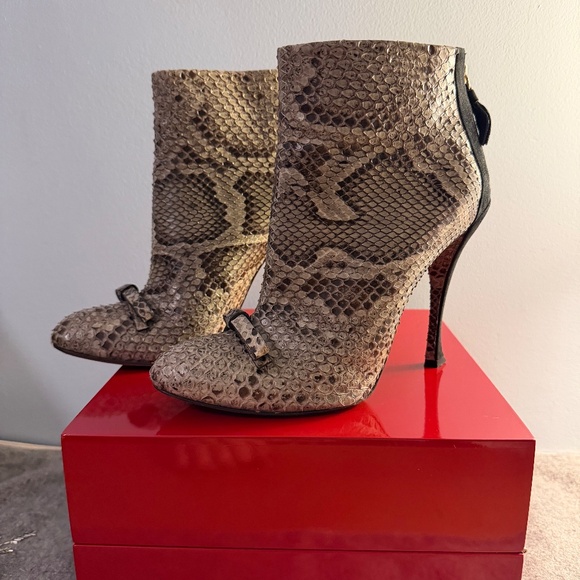 Nina Ricci bow accent snake skin, high heel booties. - Picture 2 of 5